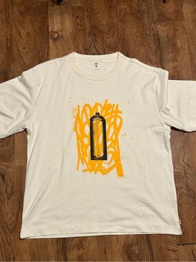 Sz L mode of one spray can graphic T